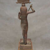 AN EGYPTIAN BRONZE HORUS OF HEBENU ATOP A BOUND ORYX - Foto 4