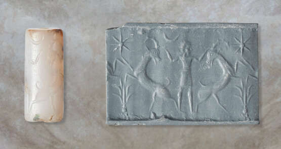 A NEO-ASSYRIAN CHALCEDONY AND A NEO-BABYLONIAN CHALCEDONY CYLINDER SEAL - Foto 2