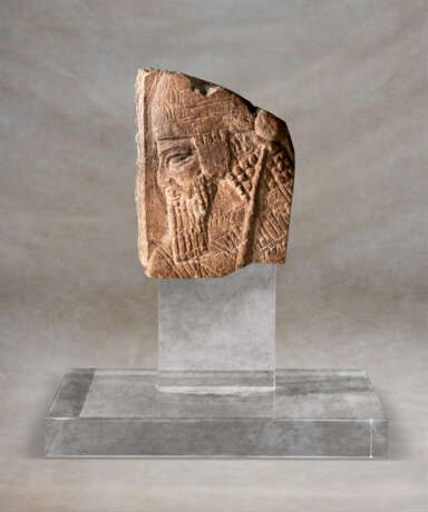 AN ASSYRIAN GYPSUM RELIEF FRAGMENT - Foto 1