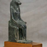 AN EGYPTIAN BRONZE ANUBIS - photo 2