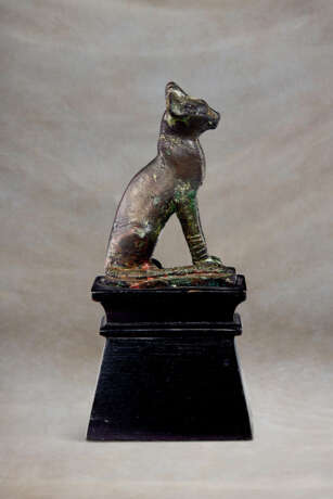 AN EGYPTIAN BRONZE CAT - photo 4