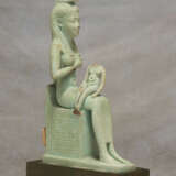 AN EGYPTIAN FAIENCE ISIS AND HORUS - Foto 3