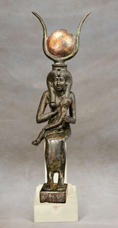 AN EGYPTIAN BRONZE ISIS AND HORUS - фото 1