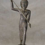 AN EGYPTIAN GOLD-INLAID BRONZE ONURIS - Foto 2