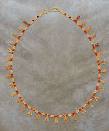 AN EGYPTIAN GOLD, RED JASPER AND CARNELIAN BEAD NECKLACE WITH FLY PENDANTS - фото 1