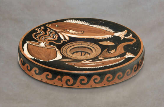 AN APULIAN RED-FIGURED FISH-PLATE - photo 2