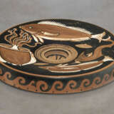 AN APULIAN RED-FIGURED FISH-PLATE - photo 2