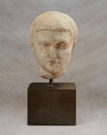 A ROMAN MARBLE PORTRAIT HEAD OF A BOY - Foto 1