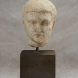 A ROMAN MARBLE PORTRAIT HEAD OF A BOY - фото 1