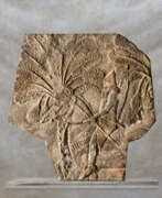 Mésopotamie. AN ASSYRIAN GYPSUM RELIEF FRAGMENT