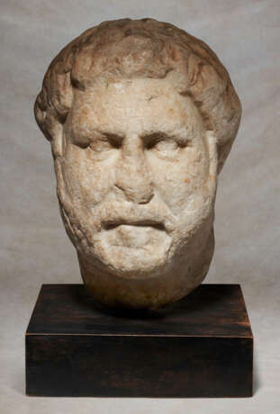 A ROMAN MARBLE PORTRAIT HEAD OF THE EMPEROR HADRIAN - Foto 1