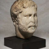 A ROMAN MARBLE PORTRAIT HEAD OF THE EMPEROR HADRIAN - Foto 3