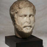 A ROMAN MARBLE PORTRAIT HEAD OF THE EMPEROR HADRIAN - Foto 4