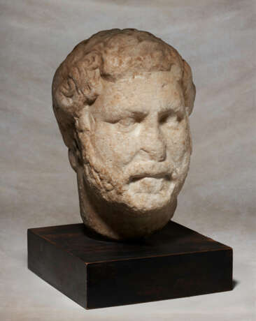 A ROMAN MARBLE PORTRAIT HEAD OF THE EMPEROR HADRIAN - Foto 4