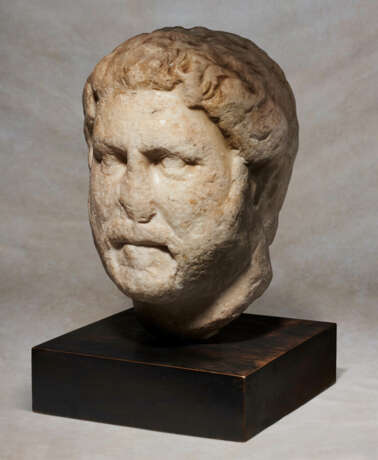 A ROMAN MARBLE PORTRAIT HEAD OF THE EMPEROR HADRIAN - Foto 5