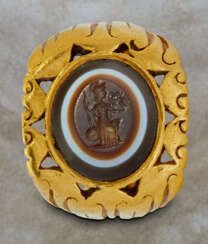 A ROMAN GOLD AND BANDED AGATE FINGER RING WITH MINERVA