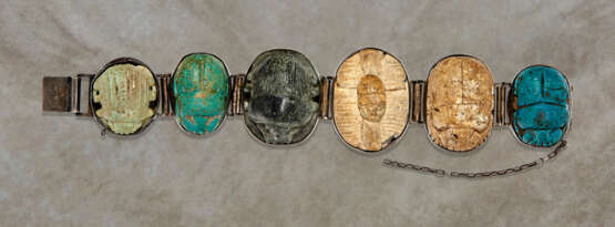 SIX EGYPTIAN FAIENCE AND STEATITE SCARABS - Foto 1