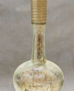 Byzantinisches Reich. A BYZANTINE PALE GREEN GLASS FLASK WITH SPIRAL TRAILING