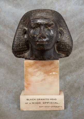 AN EGYPTIAN BLACK GRANITE PORTRAIT HEAD OF AN OFFICIAL - Foto 1