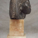 AN EGYPTIAN BLACK GRANITE PORTRAIT HEAD OF AN OFFICIAL - Foto 2