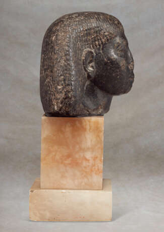 AN EGYPTIAN BLACK GRANITE PORTRAIT HEAD OF AN OFFICIAL - photo 2
