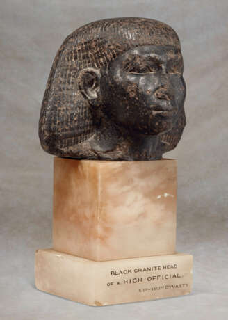AN EGYPTIAN BLACK GRANITE PORTRAIT HEAD OF AN OFFICIAL - photo 3