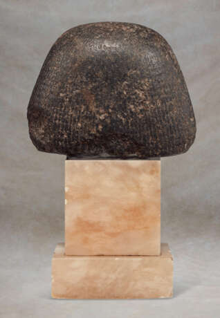 AN EGYPTIAN BLACK GRANITE PORTRAIT HEAD OF AN OFFICIAL - фото 4