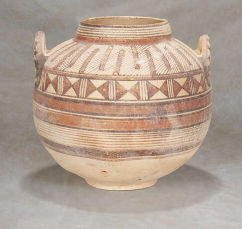 A CYPRIOT BICHROME WARE POTTERY TWO-HANDLED JAR - Foto 1