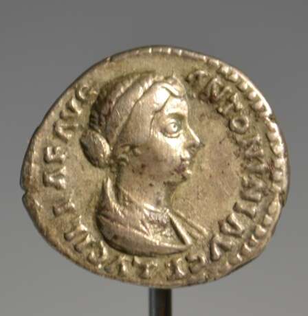 Ancient Roman Silver Denar: LVCILLAE AVG ANTONINI AVG F - photo 1