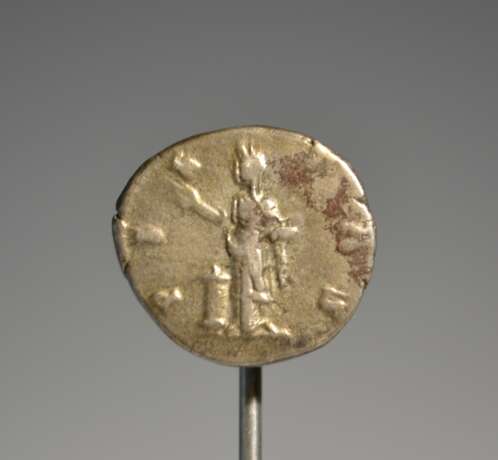 Ancient Roman Silver Denar: LVCILLAE AVG ANTONINI AVG F - photo 2