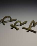 Art ancien et fouilles (Objets de collection). Lot Ancient Roman Bronze Knob Fibulas (3)