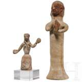 Zypriotische Statuette einer Frau mit Tympanon und böotische Statuette einer Frau mit Schlange und Cymbal, Mitte bis 2. Hälfte 6. Jhdt. v. Chr. - Foto 1
