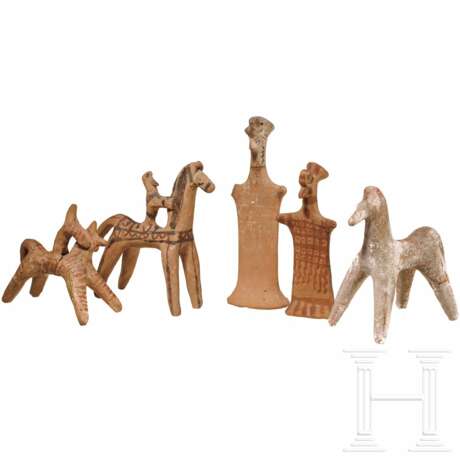 Zwei Vogelkopfidole, zwei Reiter und ein Pferd, böotische Terrakotten, 6. Jhdt. v. Chr. - Foto 1