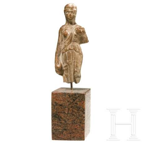 Terrakotta einer Frau mit Kanne und Schale, griechisch, 4. Jhdt. v. Chr. - фото 1