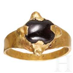 Goldener Ring mit Granateinlage, alanisch, 10. Jhdt.