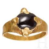 Goldener Ring mit Granateinlage, alanisch, 10. Jhdt. - Foto 1