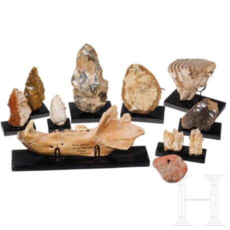 Sechs altsteinzeitliche Werkzeuge, ein Rötelstein und vier paläontologische Zahnfunde, 500.000 - 5000 v. Chr. - photo 1