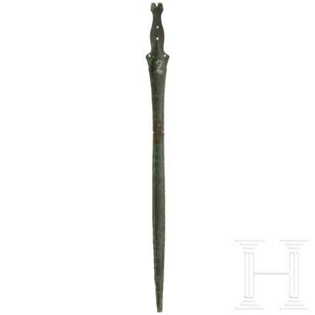 Bronzenes Griffzungenschwert vom Typ Lengenfeld (Stufe Hallstatt C), 8. Jhdt. v. Chr. - Foto 1