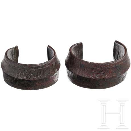 Ein Paar verzierte bronzene Armringe, frühe Eisenzeit Südosteuropas, 6. Jhdt. v. Chr. - photo 1