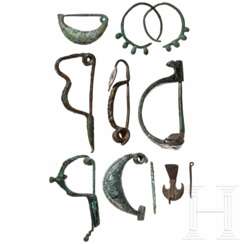 Sieben vor- und frühgeschichtliche Bronzefibeln und zwei Bronzeohrringe aus Luristan, 11. Jhdt. v. Chr. - 2. Jhdt. n. Chr.