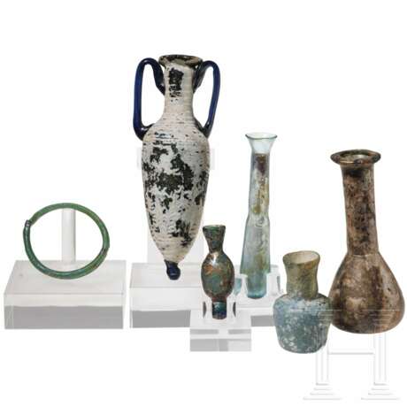 Fünf antike Glasgefäße und ein Glasarmreif, 2. Jhdt. v. Chr. - 6. Jhdt. n. Chr. - Foto 1
