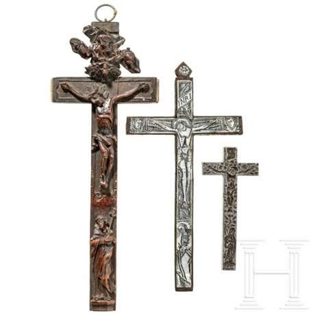 Drei Kruzifixe, Oberammergau, um 1800 (eines) bzw. 19. Jhdt. (zwei) - Foto 1