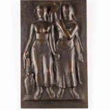 DEUTSCHER BILDPLASTIKER Tätig 1. Hälfte 20. Jahrhundert Relieftafel mit zwei Frauenfiguren - photo 1