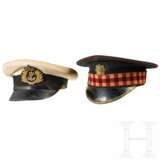 Zwei Schirmmützen für Angehörige einer Marineeinheit bzw. eines schottischen Regiments (mglw. Black Watch), Großbritannien, 1. Hälfte 20 Jhdt. - Foto 1