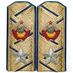 Ein Paar Schulterstücke zur Paradeuniform eines Marschalls der NKWD, Sowjetunion, ab 1989