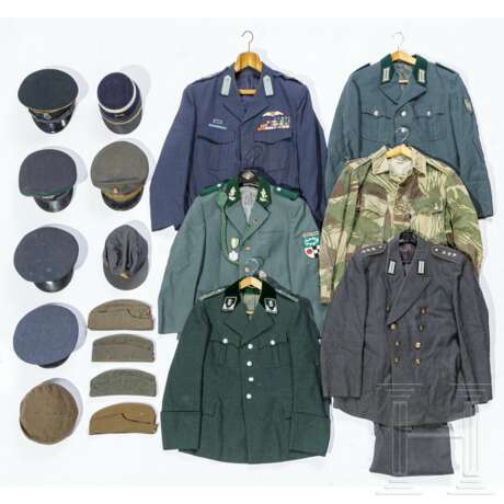 Sammlung zwölf Mützen und sechs Uniformen, meist Westeuropa, 2. Hälfte 20. Jhdt. - Foto 1