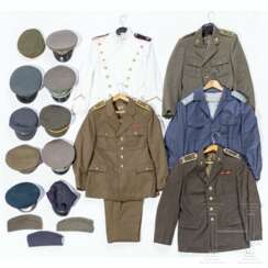 Sammlung 13 Mützen und fünf Uniformen, meist Ostblock, 2. Hälfte 20. Jhdt.