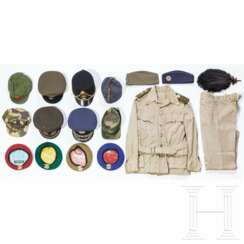 Sammlung 14 Militärmützen und eine Uniform, meist Ägypten, 20. Jhdt.