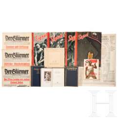 Konvolut Bücher und Zeitschriften ("Ich kämpfe", "Der Stürmer", Hitlers "Mein Kampf", "Signal", Hermann Görings "Werk und Mensch" sowie "Reden und Aufsätze" etc.)
