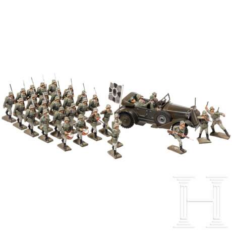 Lineol-Kübelwagen 1/1201 mit Besatzung und 29 Soldaten des Heeres mit Fahnenträger - photo 1